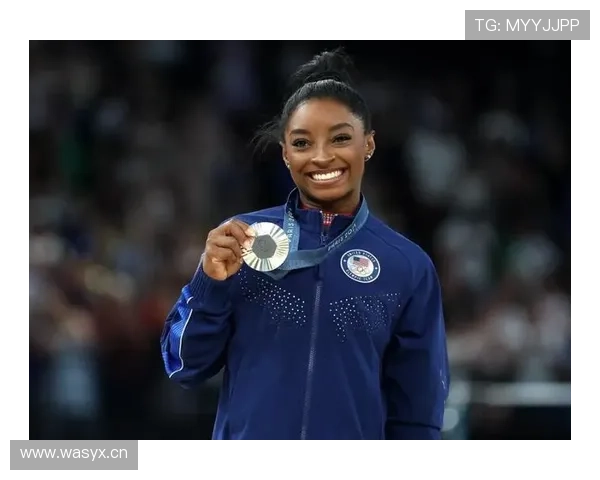 西蒙·拜尔斯家的冰箱里塞满蛋白粉，连狗都练出六块腹肌了