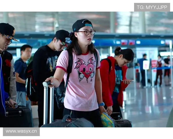 傅园慧晒照，泳帽没了，拎的包把我看得心虚